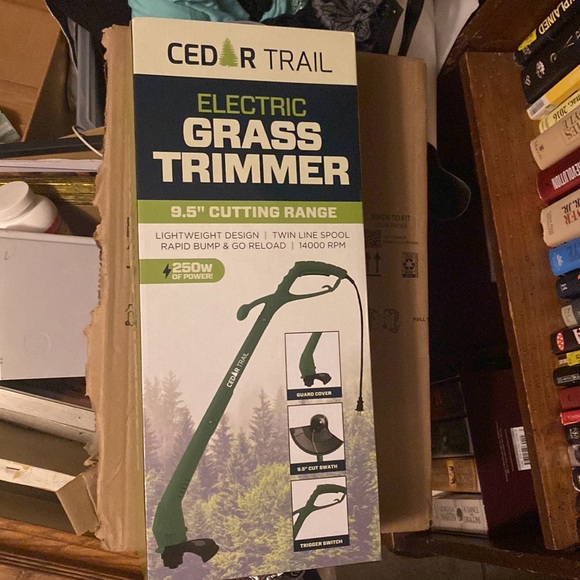 NWT Electric grass trimmer 9.5 inch cutting range. - Picture 2 of 5